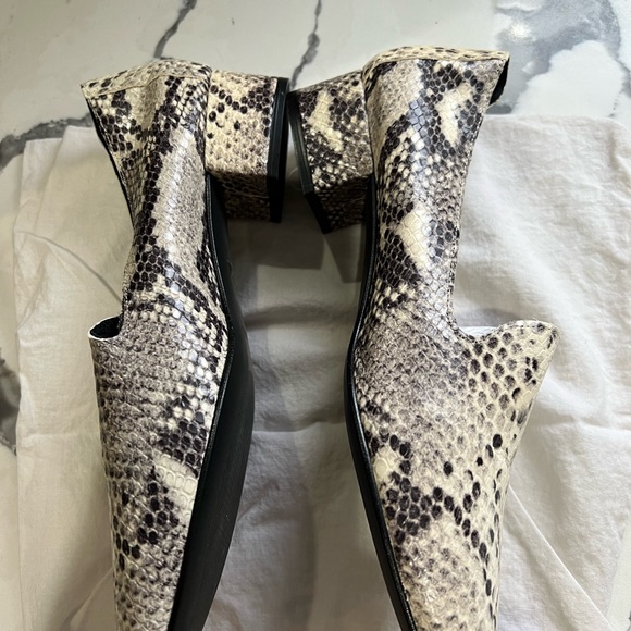 NWOT Snake print women’s leather loafers. - Picture 2 of 7